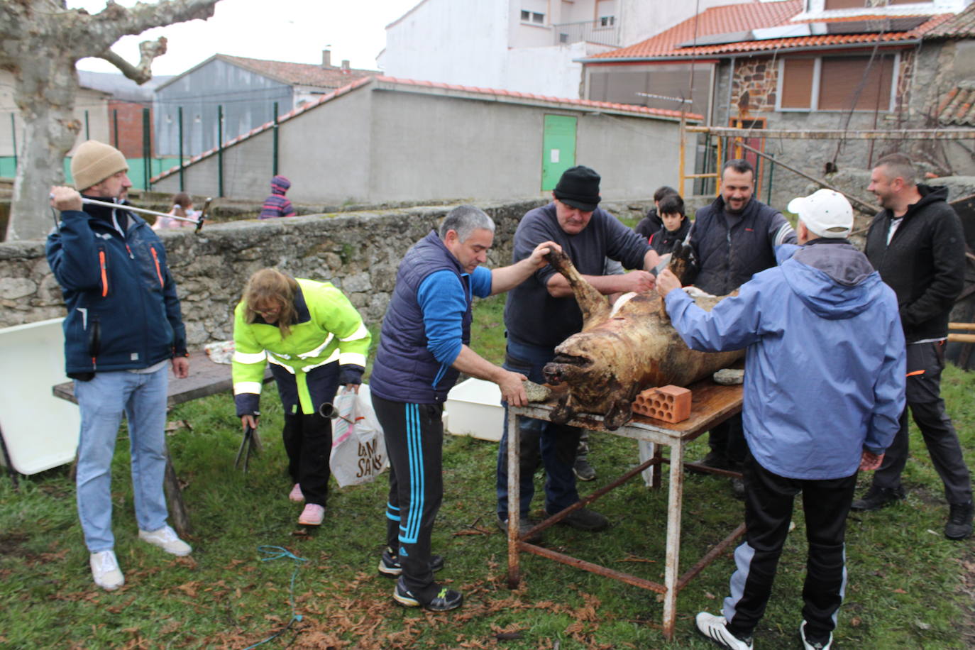 Horcajo de Montemayor se vuelca con su matanza popular