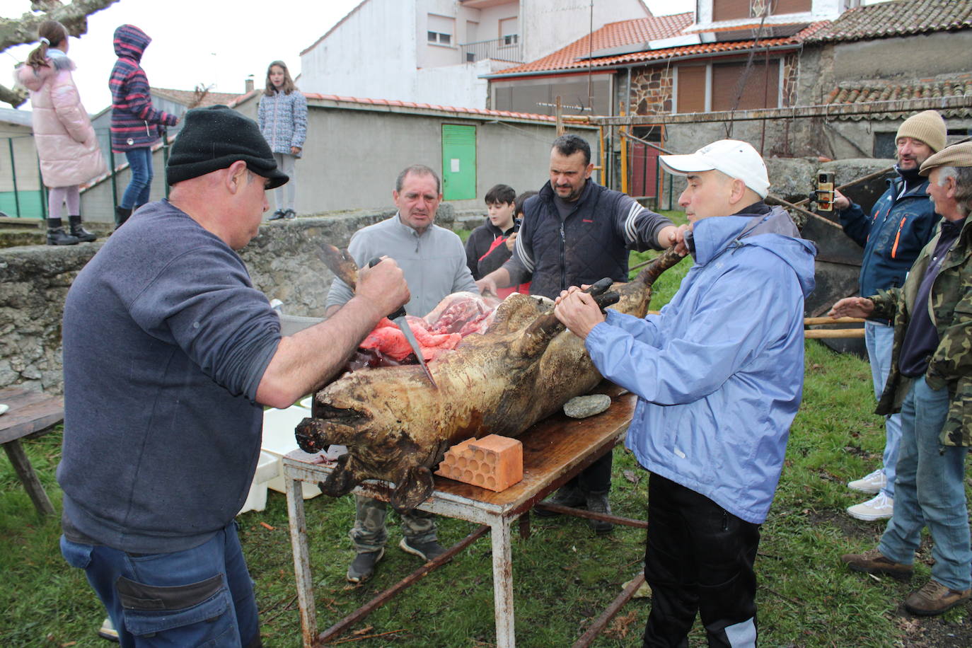 Horcajo de Montemayor se vuelca con su matanza popular