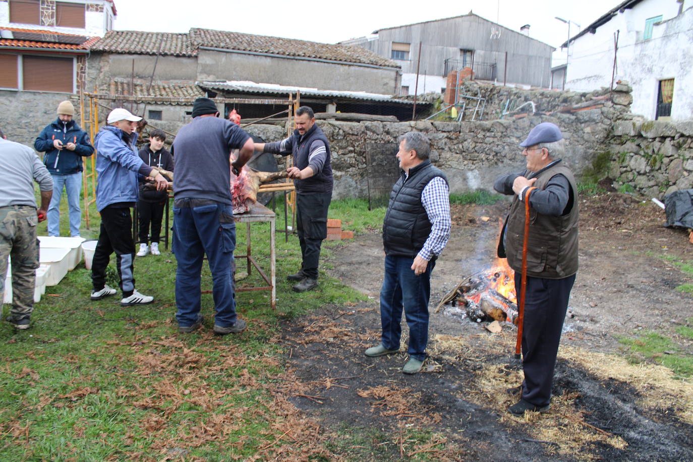 Horcajo de Montemayor se vuelca con su matanza popular