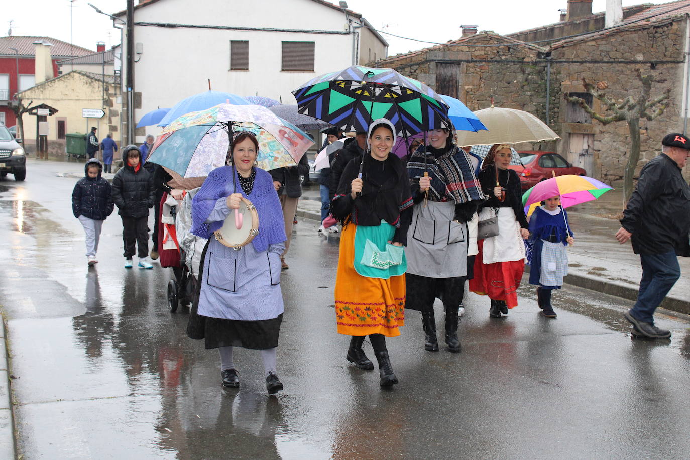 Peromingo disfruta de su fiesta matancera aún con lluvia