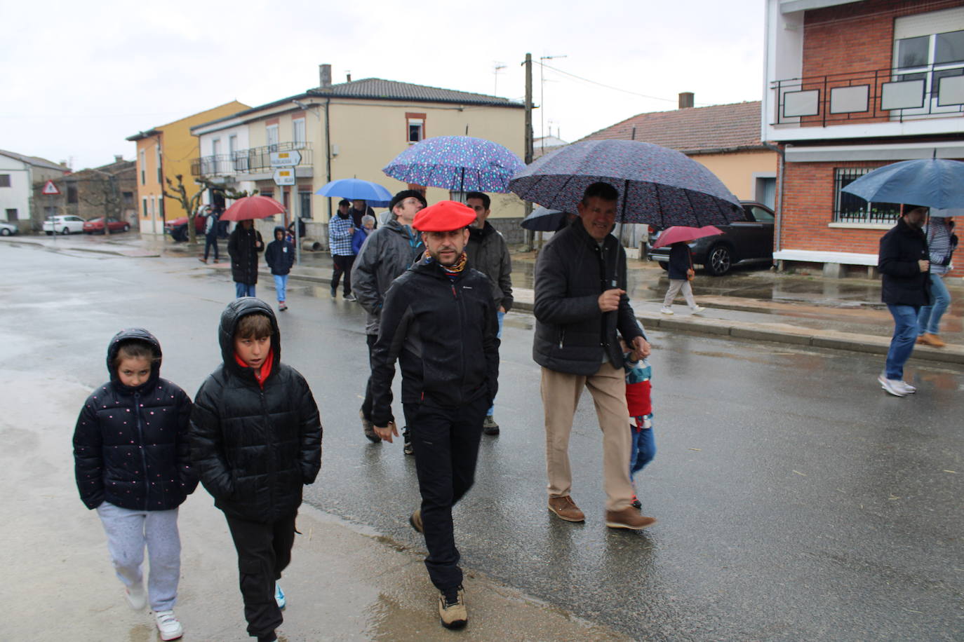 Peromingo disfruta de su fiesta matancera aún con lluvia