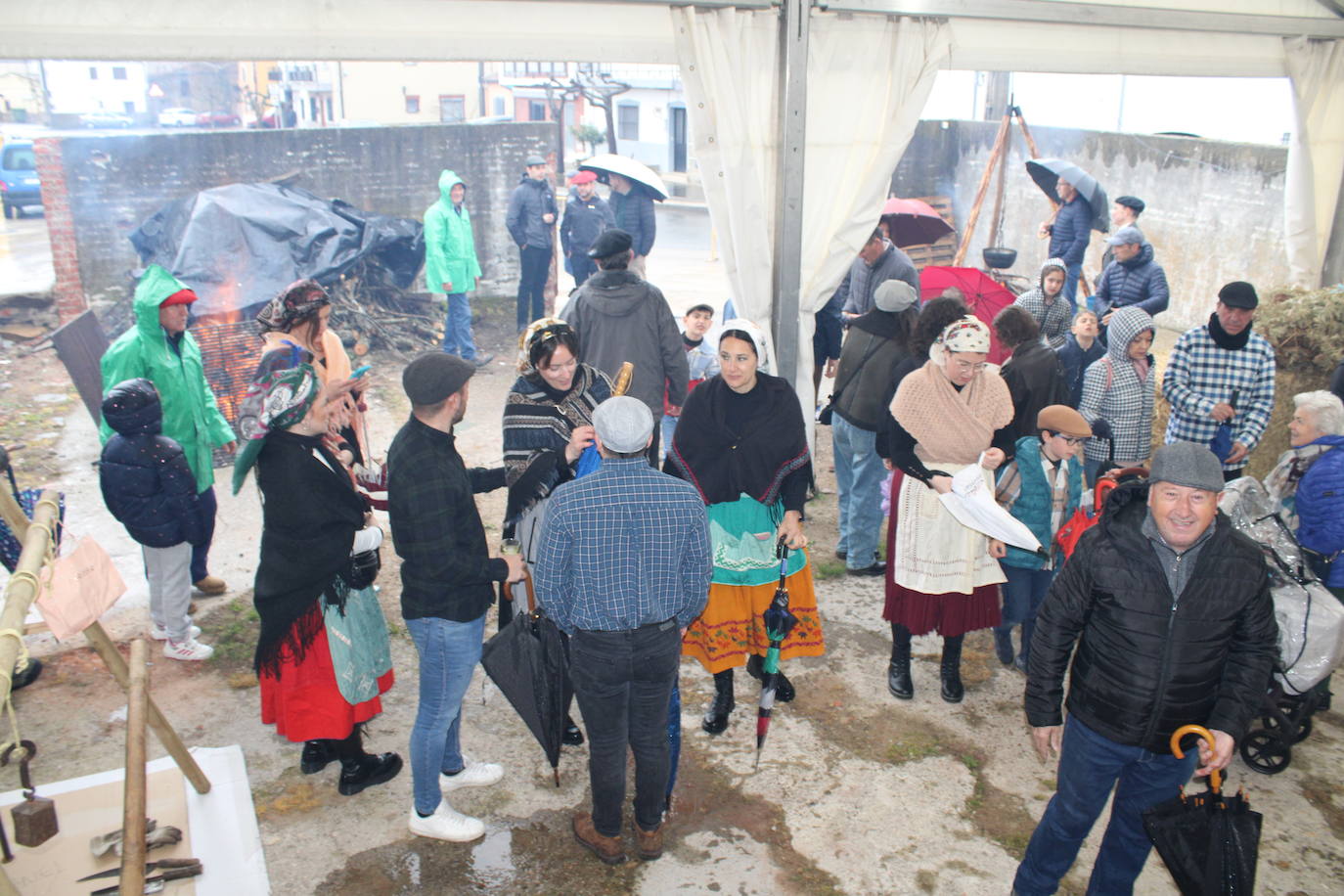 Peromingo disfruta de su fiesta matancera aún con lluvia