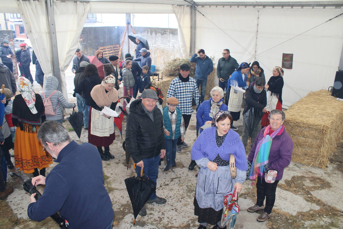 Peromingo disfruta de su fiesta matancera aún con lluvia