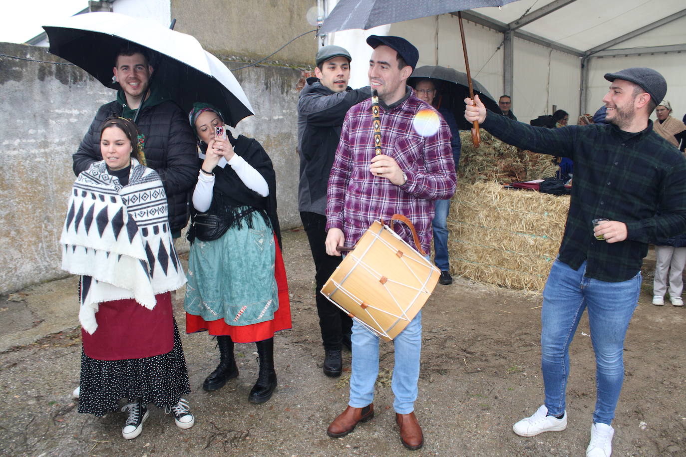 Peromingo disfruta de su fiesta matancera aún con lluvia