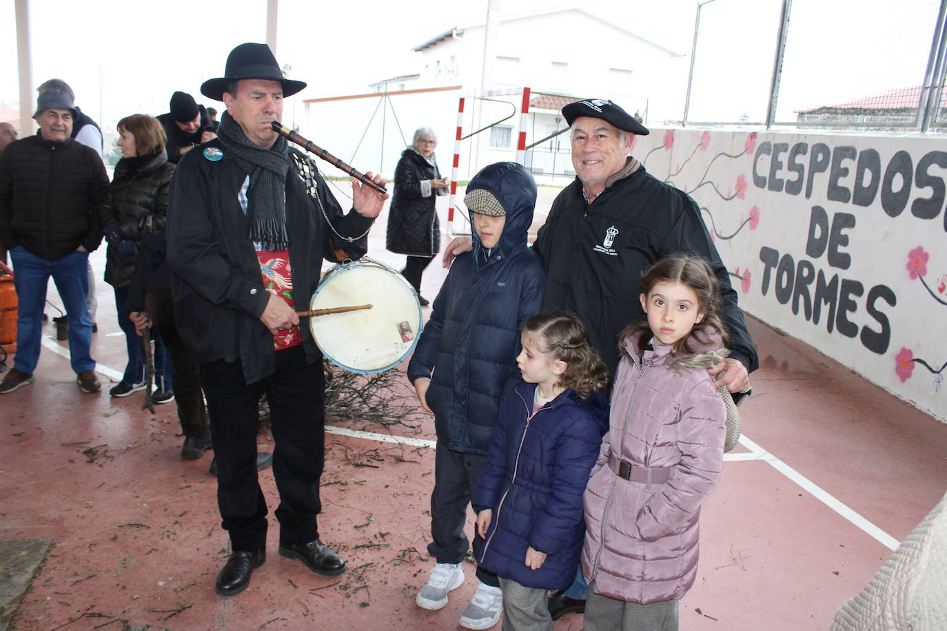 Cespedosa de Tormes rinde homenaje a su grupo de danzas en la matanza tradicional