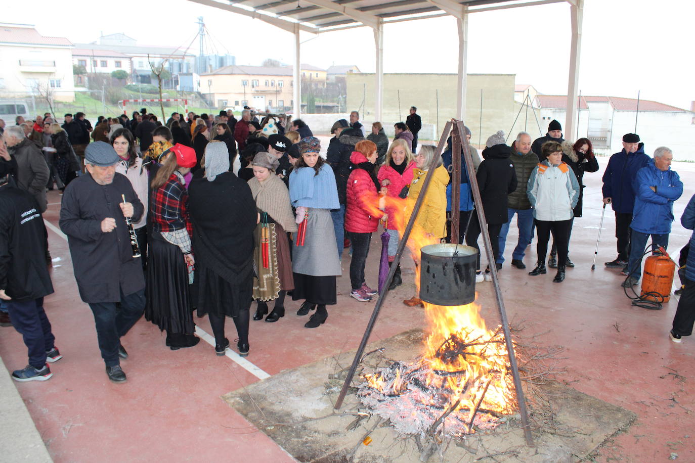 Cespedosa de Tormes rinde homenaje a su grupo de danzas en la matanza tradicional