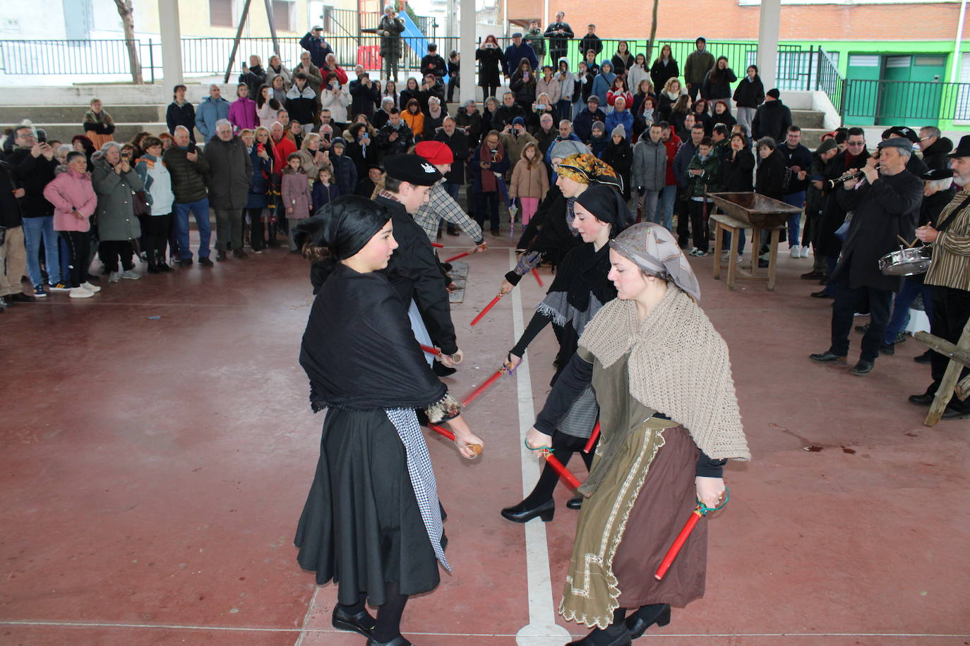 Cespedosa de Tormes rinde homenaje a su grupo de danzas en la matanza tradicional