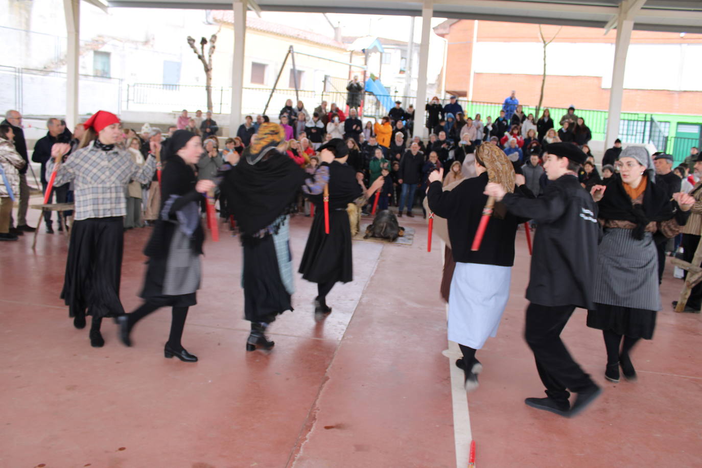 Cespedosa de Tormes rinde homenaje a su grupo de danzas en la matanza tradicional