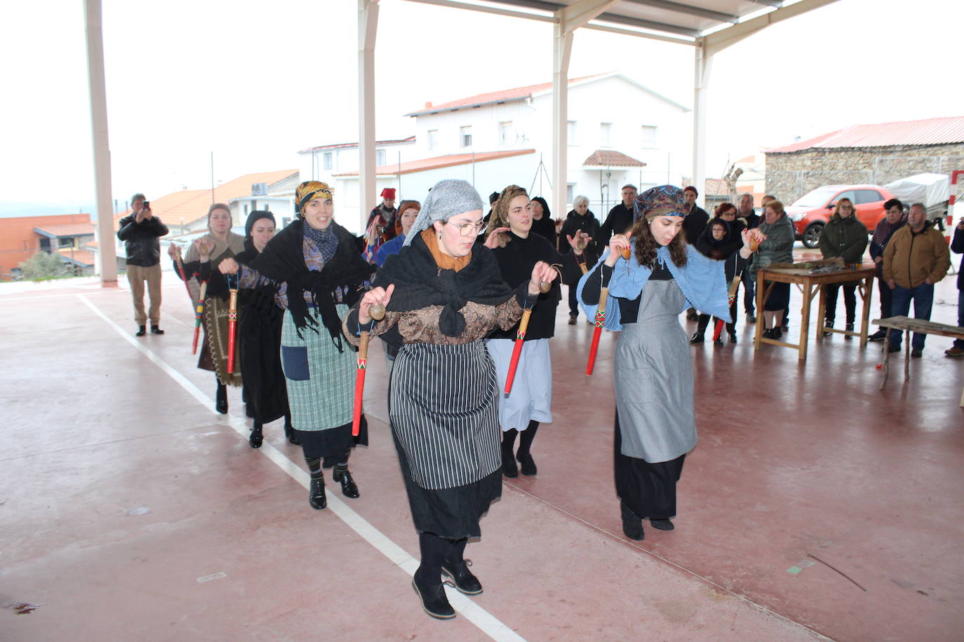 Cespedosa de Tormes rinde homenaje a su grupo de danzas en la matanza tradicional