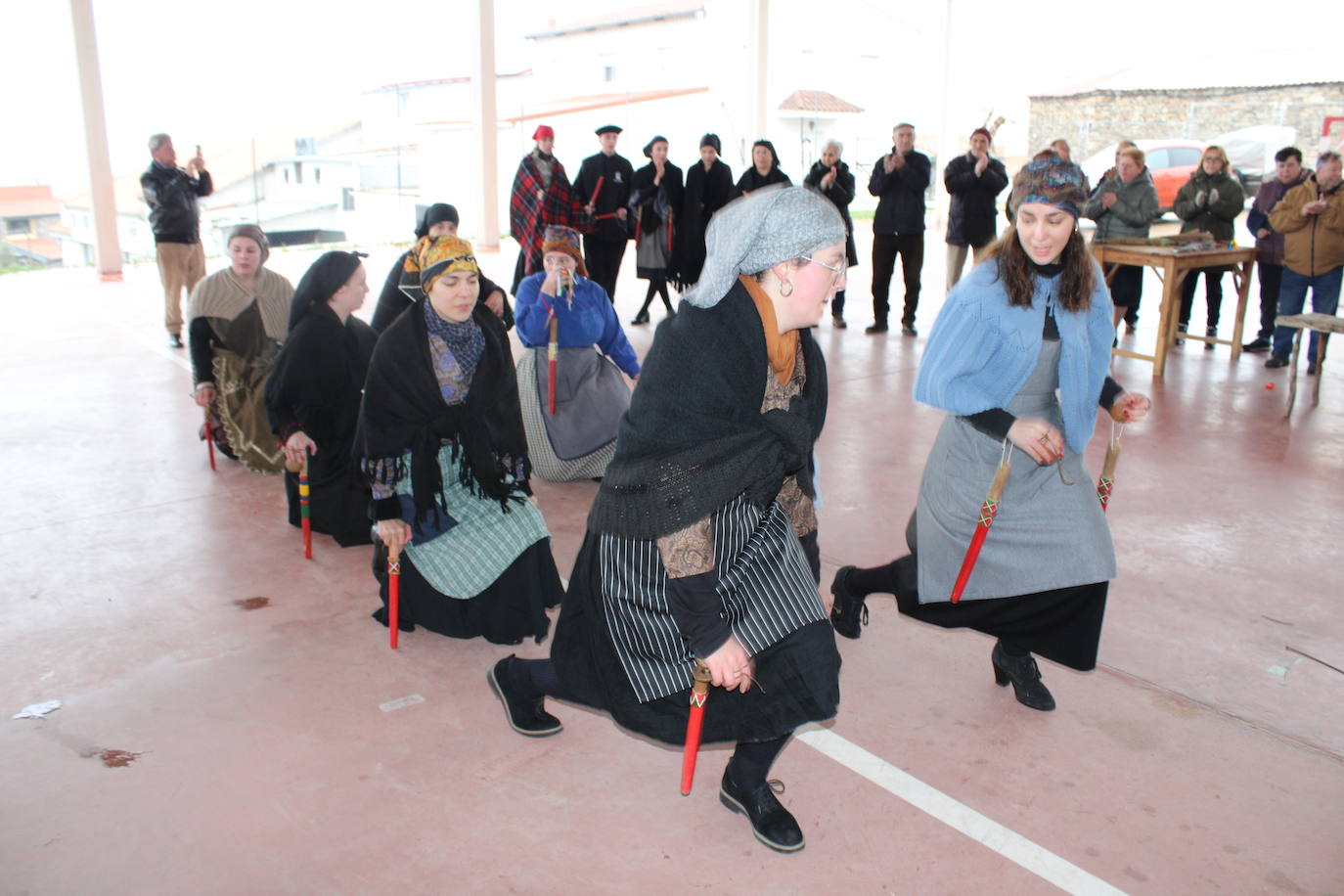 Cespedosa de Tormes rinde homenaje a su grupo de danzas en la matanza tradicional