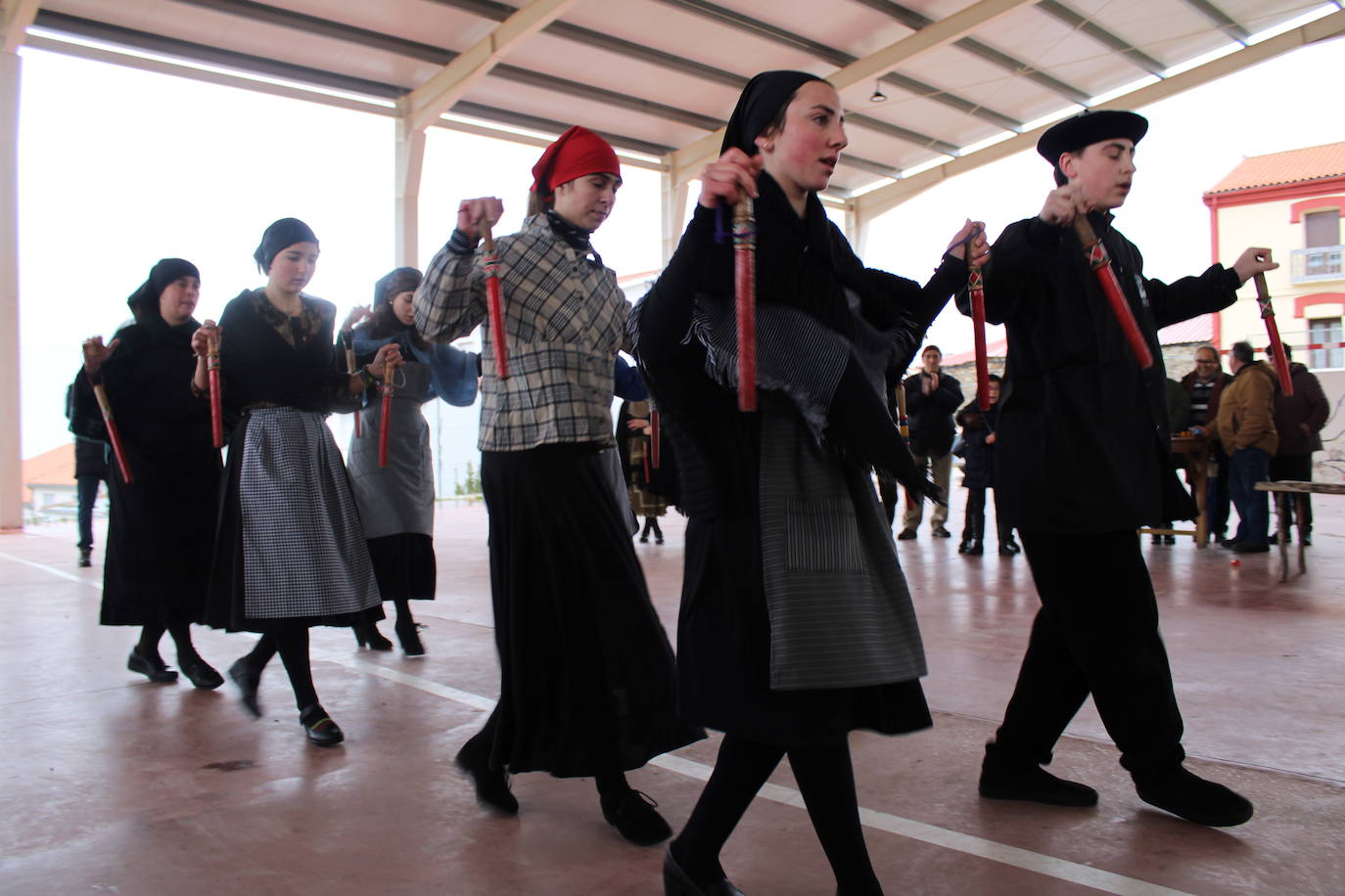 Cespedosa de Tormes rinde homenaje a su grupo de danzas en la matanza tradicional