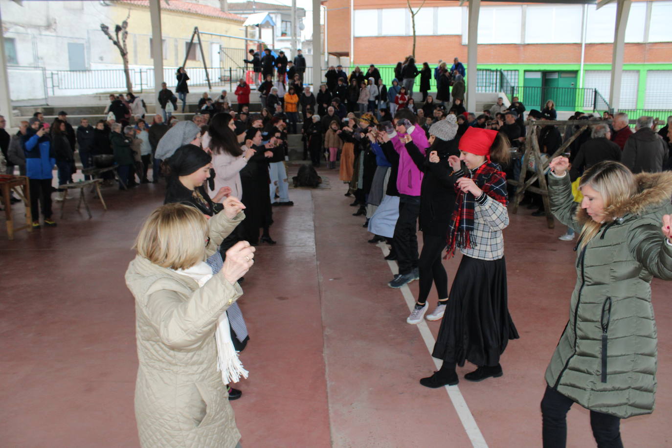 Cespedosa de Tormes rinde homenaje a su grupo de danzas en la matanza tradicional