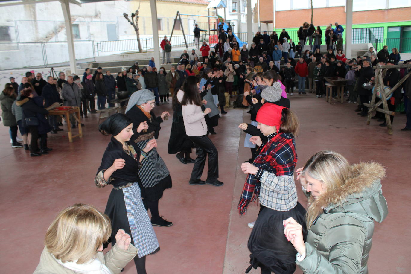 Cespedosa de Tormes rinde homenaje a su grupo de danzas en la matanza tradicional