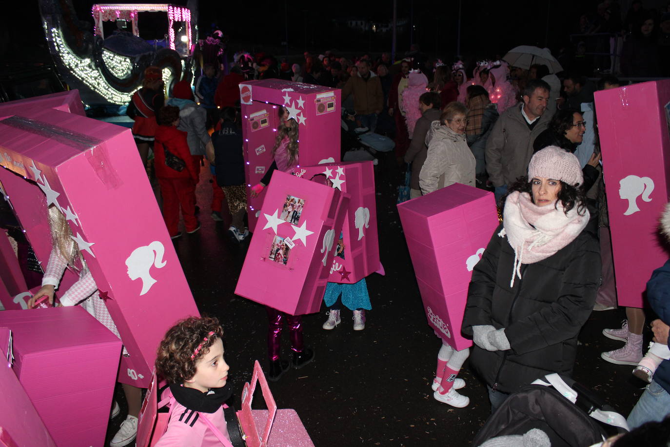 Multitudinaria fiesta de Carnaval en Béjar aún sin desfile por la lluvia