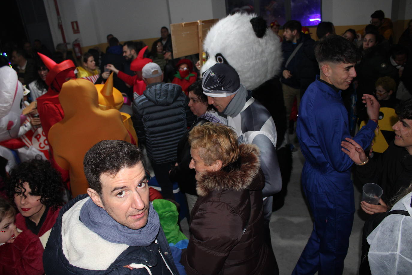 Multitudinaria fiesta de Carnaval en Béjar aún sin desfile por la lluvia