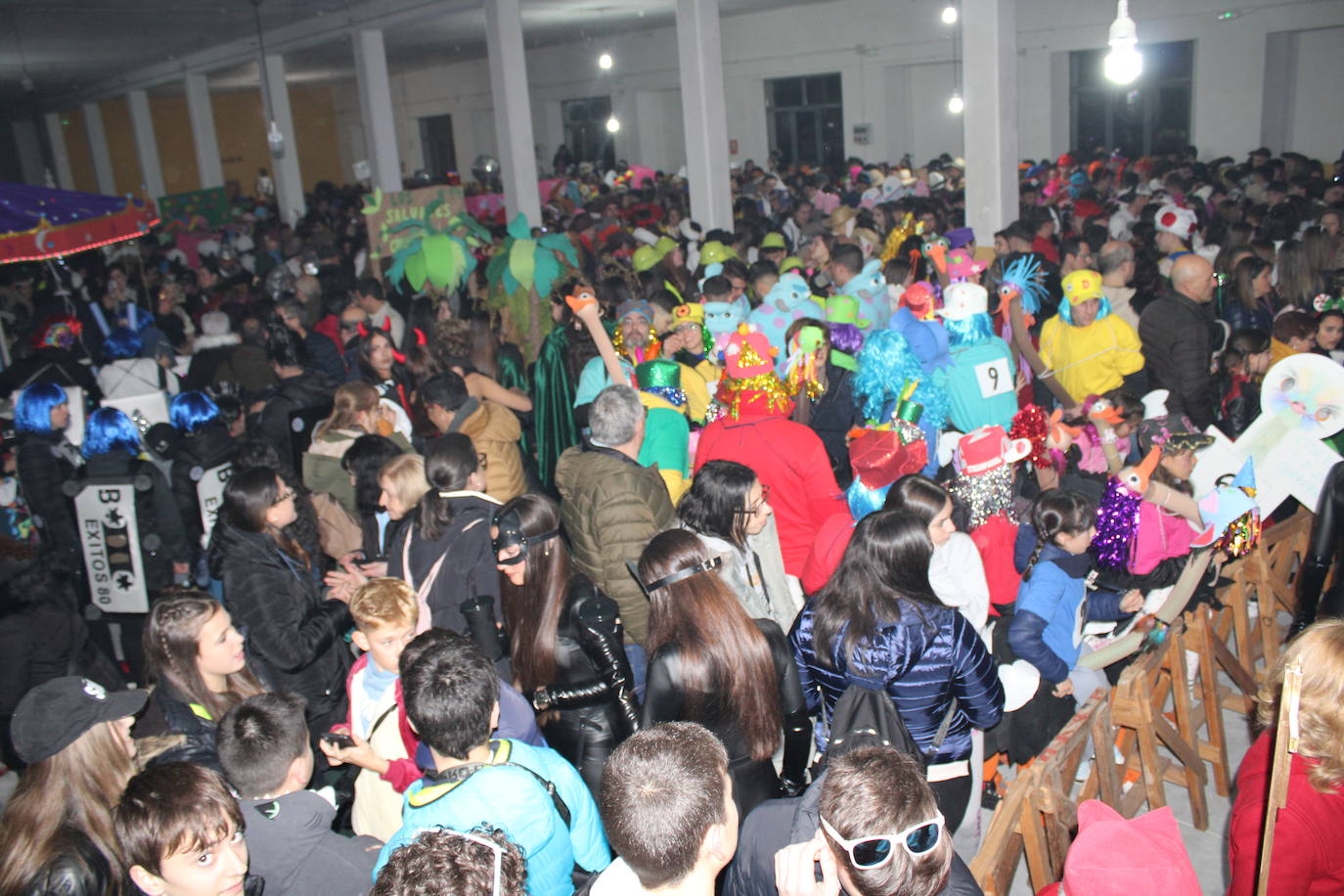 Multitudinaria fiesta de Carnaval en Béjar aún sin desfile por la lluvia