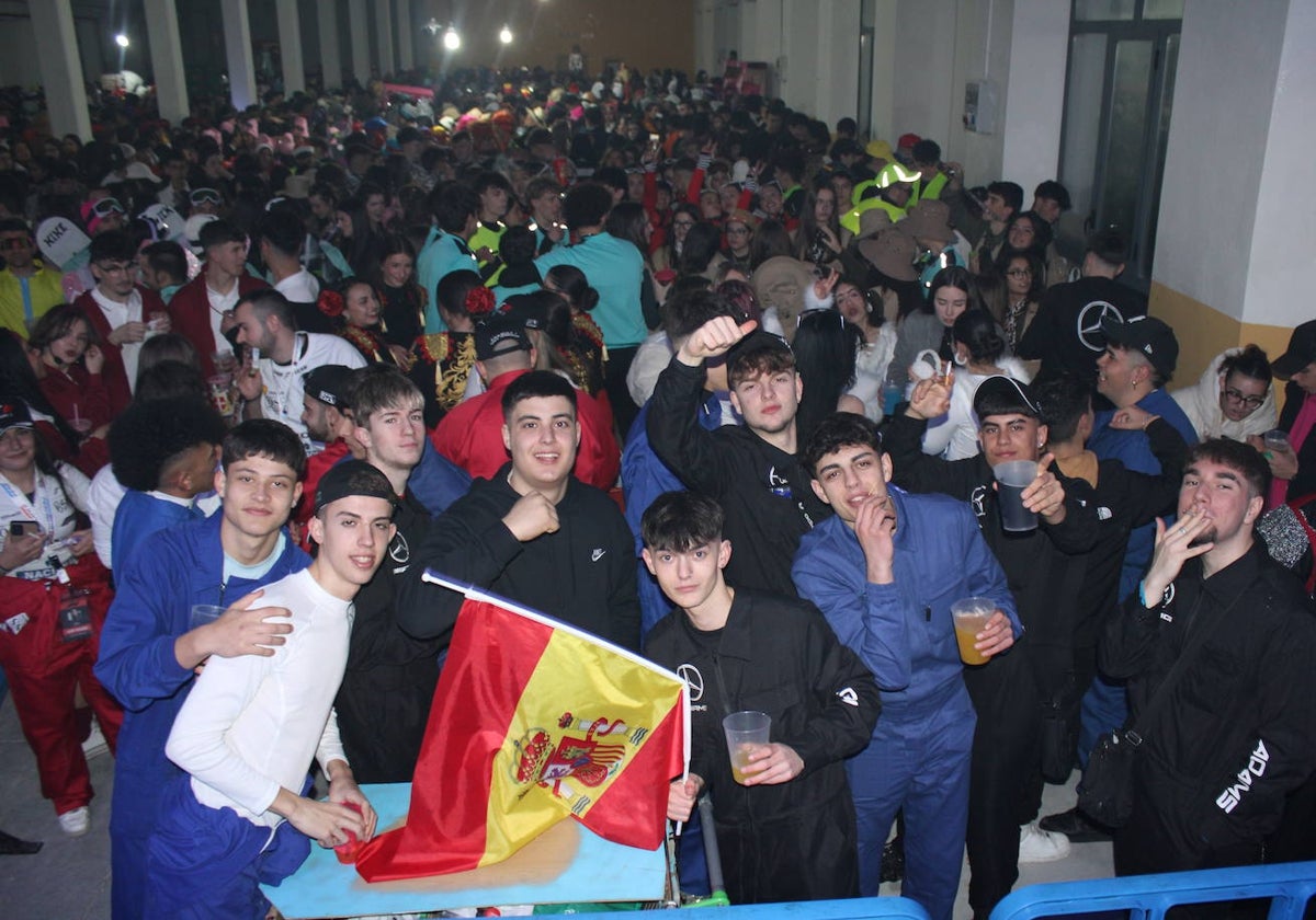 Multitudinaria fiesta de Carnaval en Béjar aún sin desfile por la lluvia