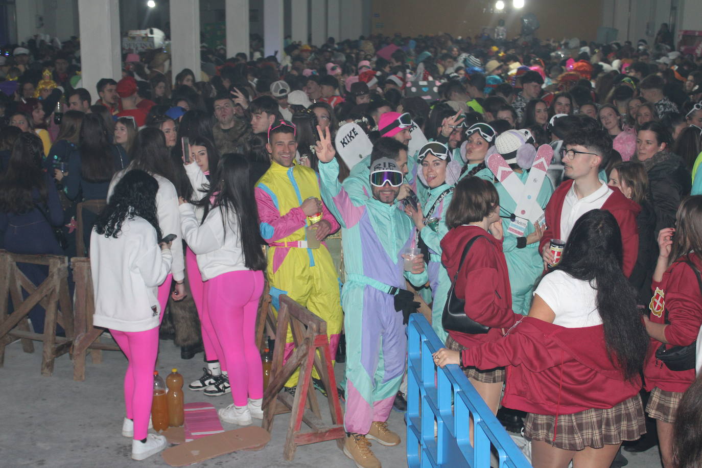 Multitudinaria fiesta de Carnaval en Béjar aún sin desfile por la lluvia