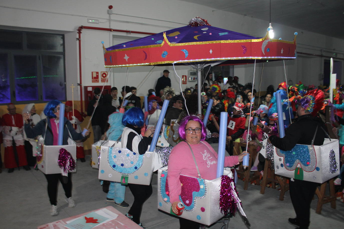 Multitudinaria fiesta de Carnaval en Béjar aún sin desfile por la lluvia