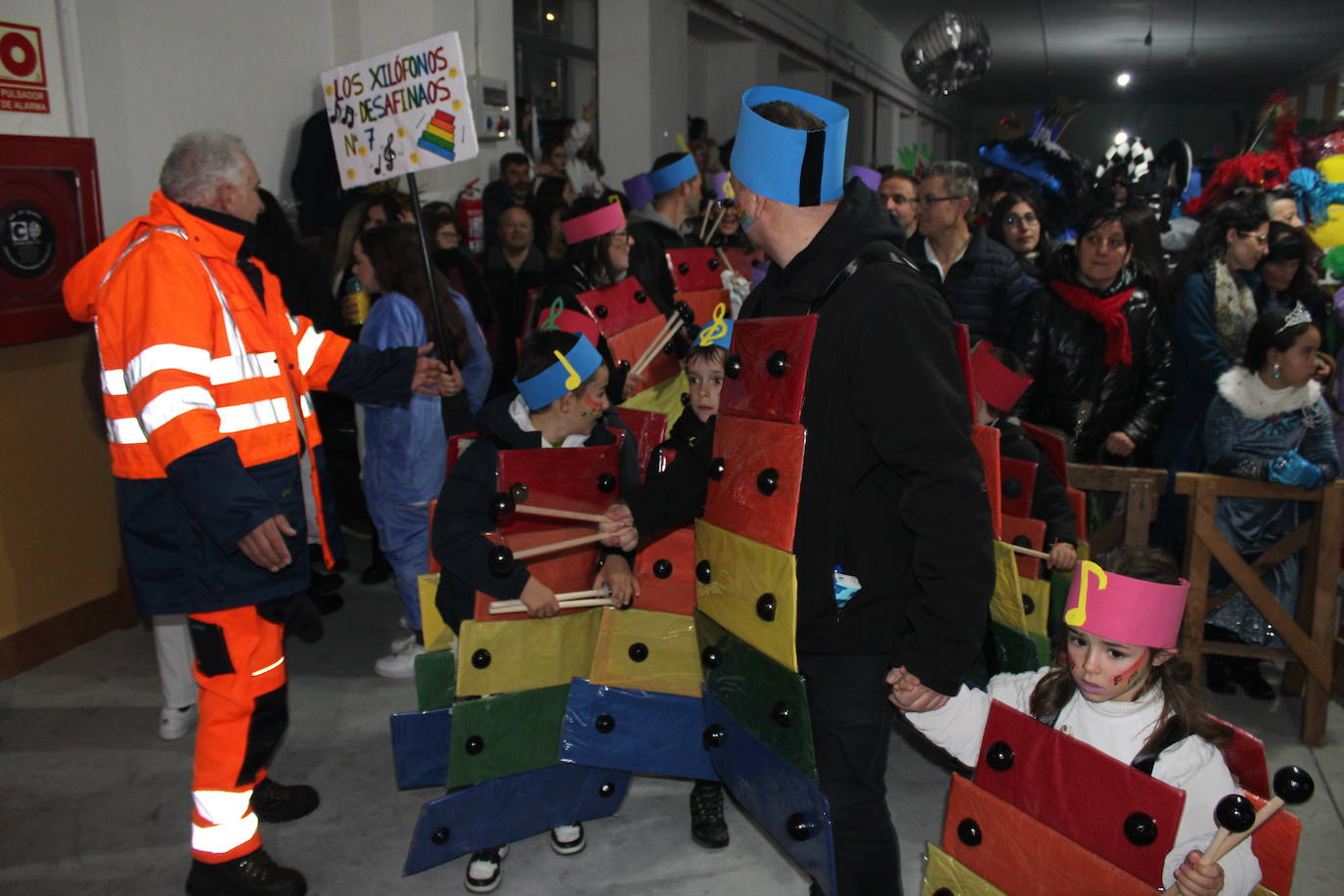 Multitudinaria fiesta de Carnaval en Béjar aún sin desfile por la lluvia