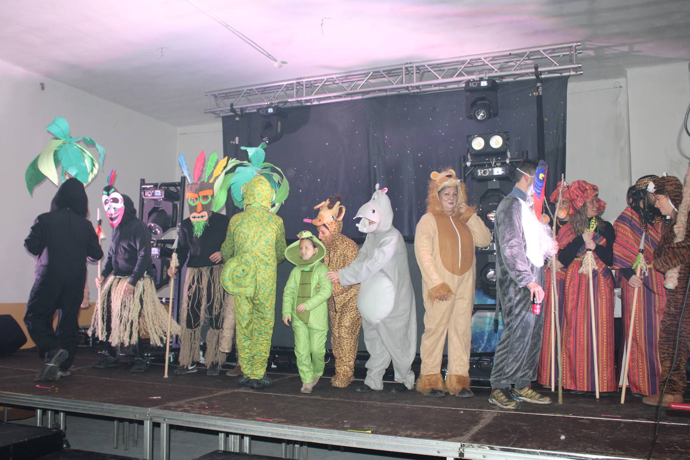 Multitudinaria fiesta de Carnaval en Béjar aún sin desfile por la lluvia