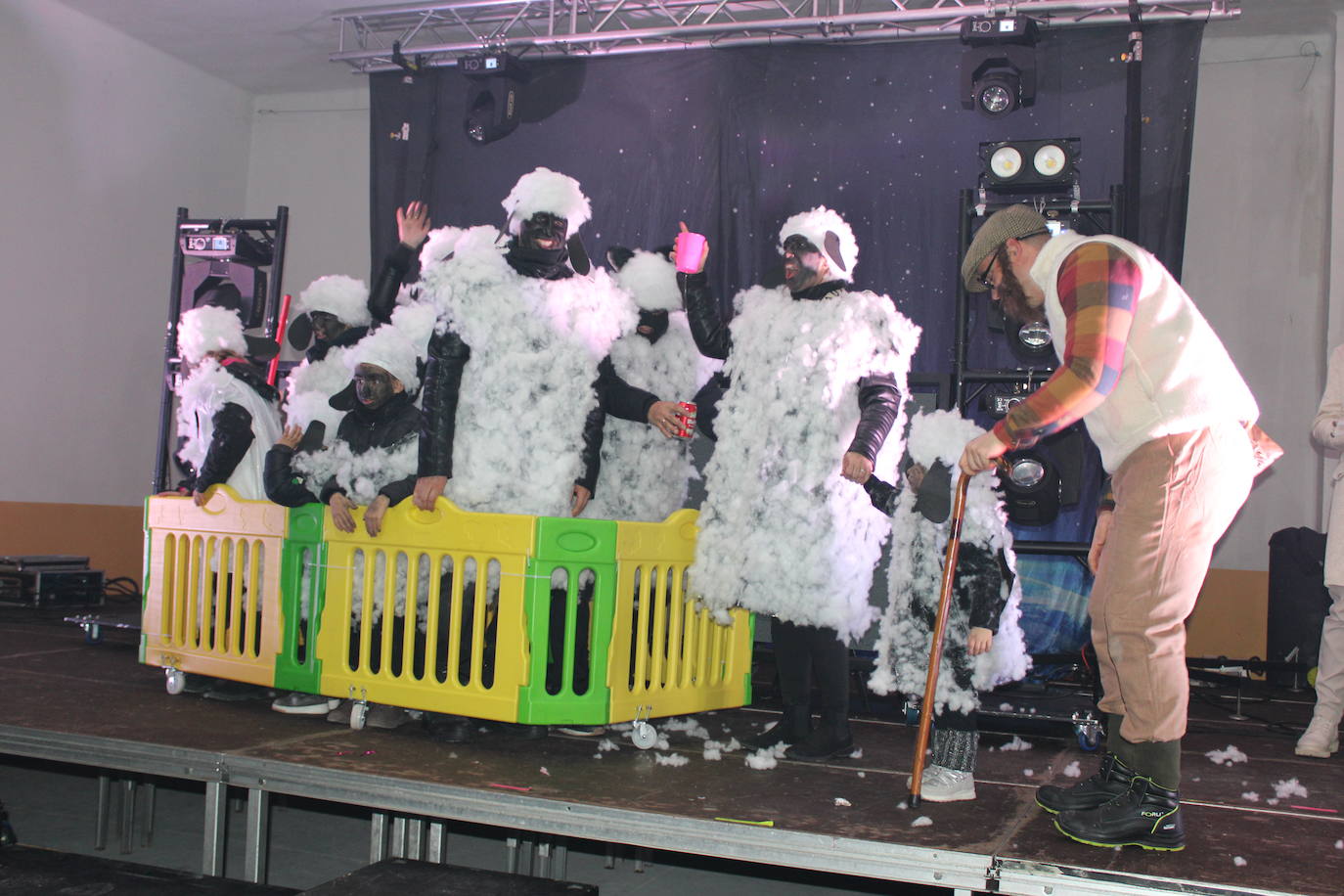 Multitudinaria fiesta de Carnaval en Béjar aún sin desfile por la lluvia