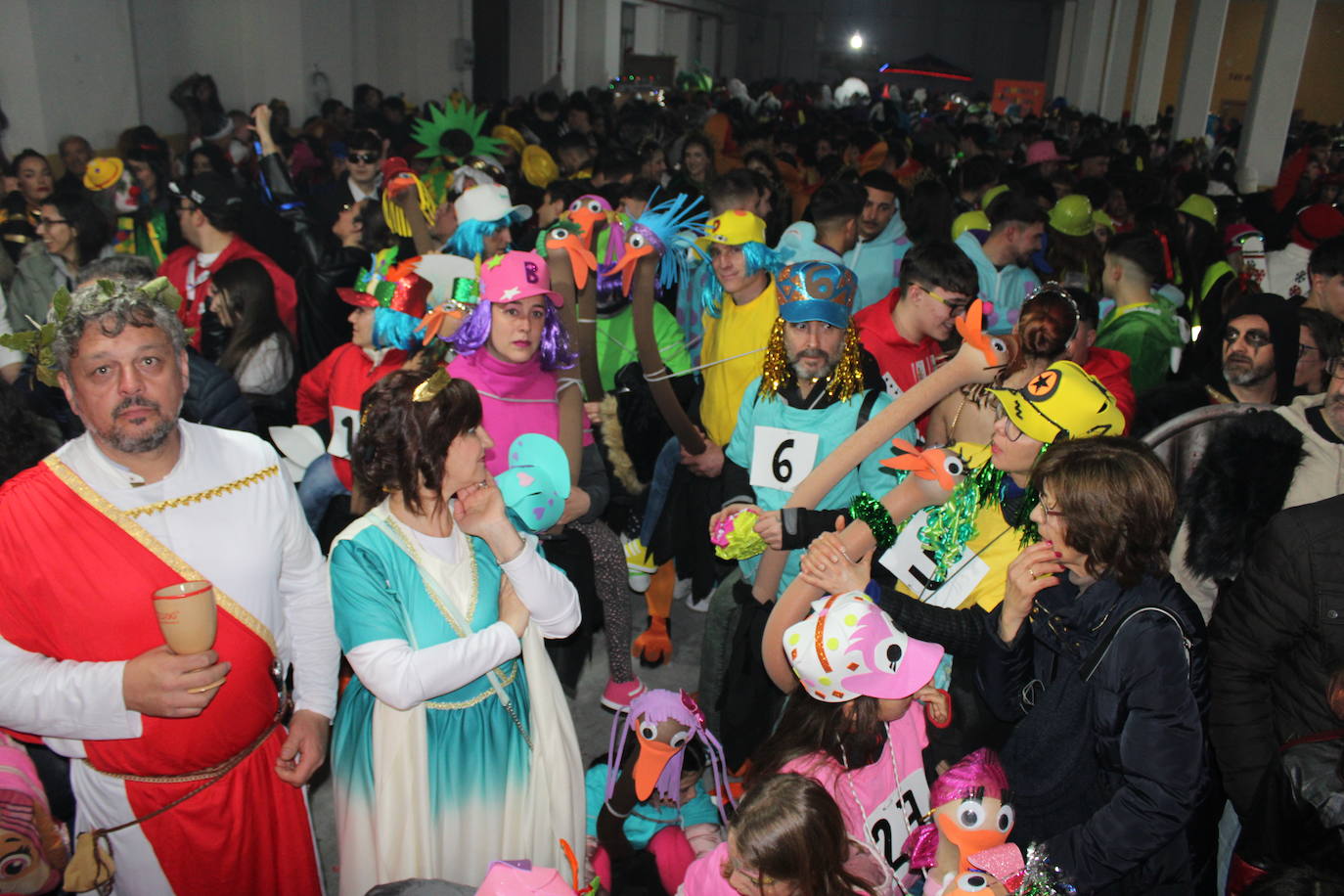 Multitudinaria fiesta de Carnaval en Béjar aún sin desfile por la lluvia