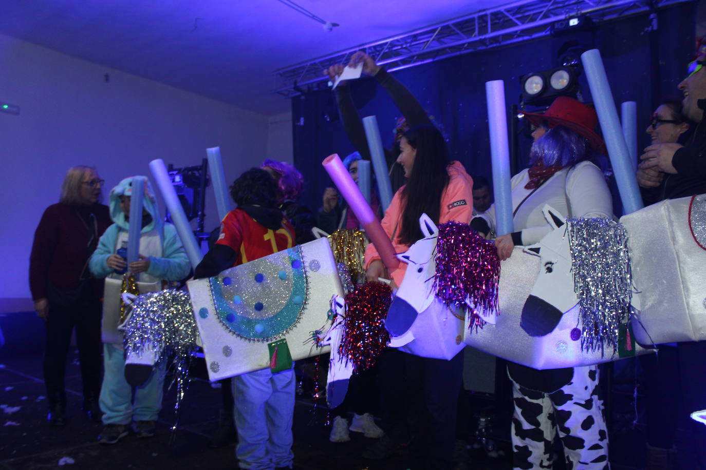 Multitudinaria fiesta de Carnaval en Béjar aún sin desfile por la lluvia