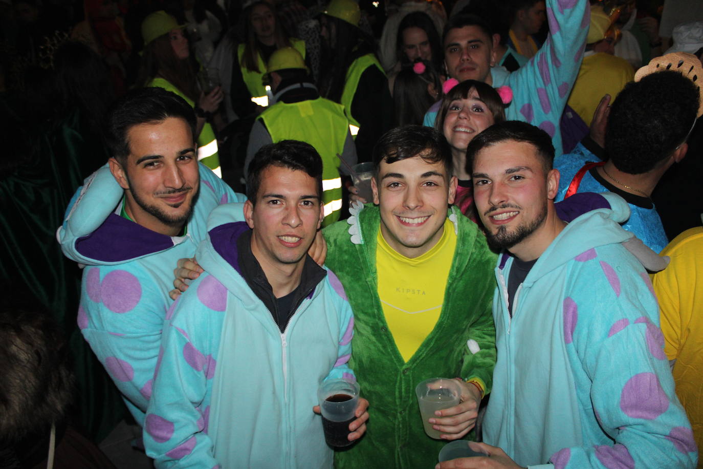 Multitudinaria fiesta de Carnaval en Béjar aún sin desfile por la lluvia