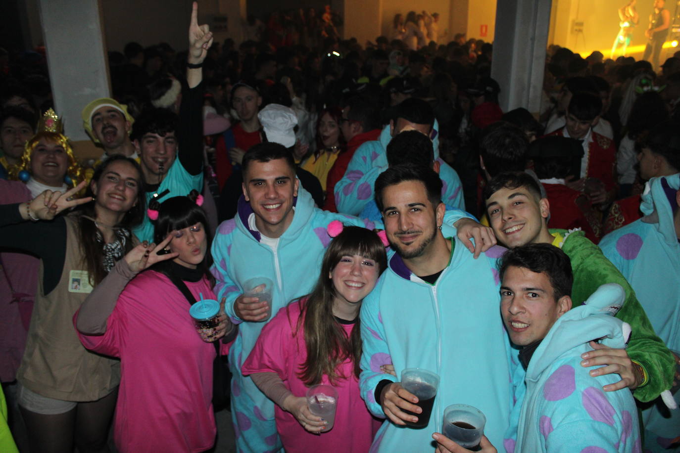 Multitudinaria fiesta de Carnaval en Béjar aún sin desfile por la lluvia