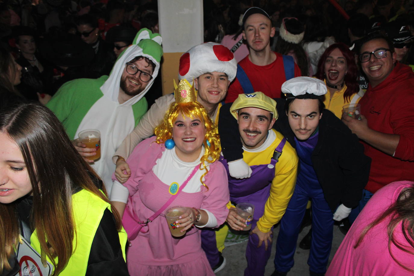 Multitudinaria fiesta de Carnaval en Béjar aún sin desfile por la lluvia