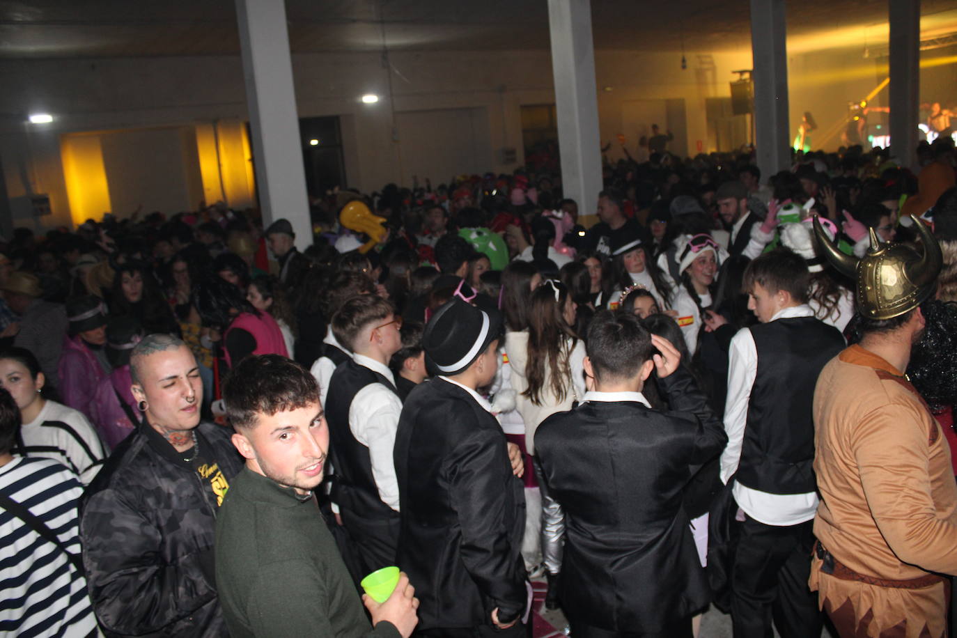 Multitudinaria fiesta de Carnaval en Béjar aún sin desfile por la lluvia