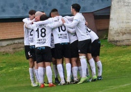 Los jugadores del Ciudad Rodrigo celebran uno de los tantos ante el Atlético Bembibre.