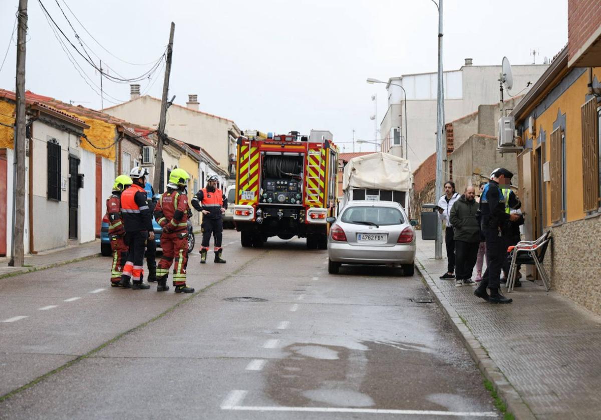 Bomberos en el lugar del incidente.