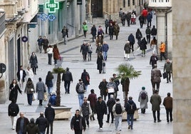 Decenas de personas pasean por Salamanca.