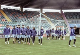 Los jugadores del Salamanca UDS portan una de las porterías auxiliares este sábado en el estadio Helmántico.