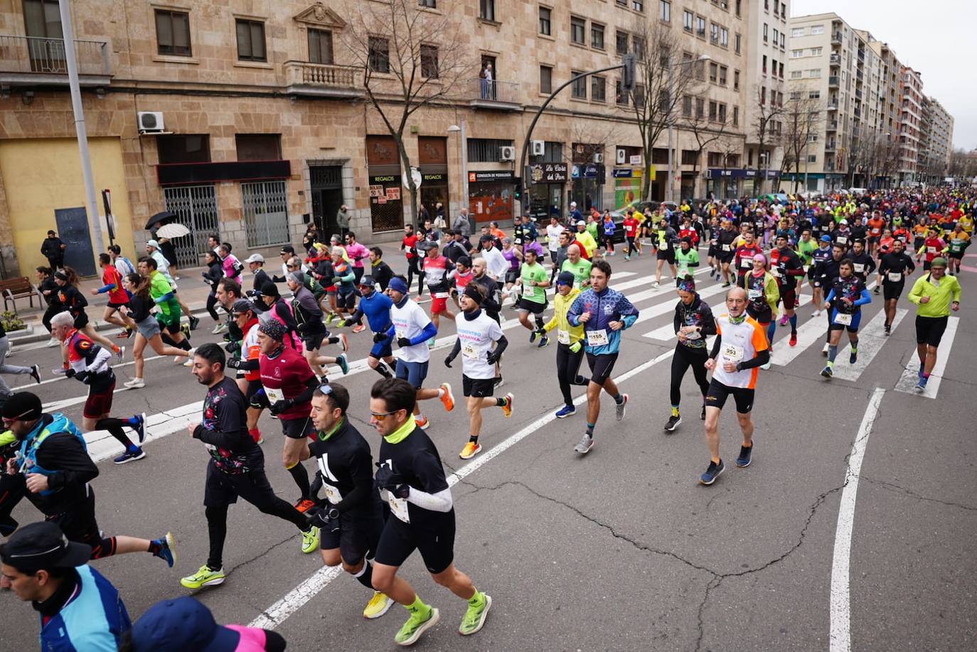 Todas las imágenes de cómo miles de salmantinos desafían al frío en la XIII Media Maratón