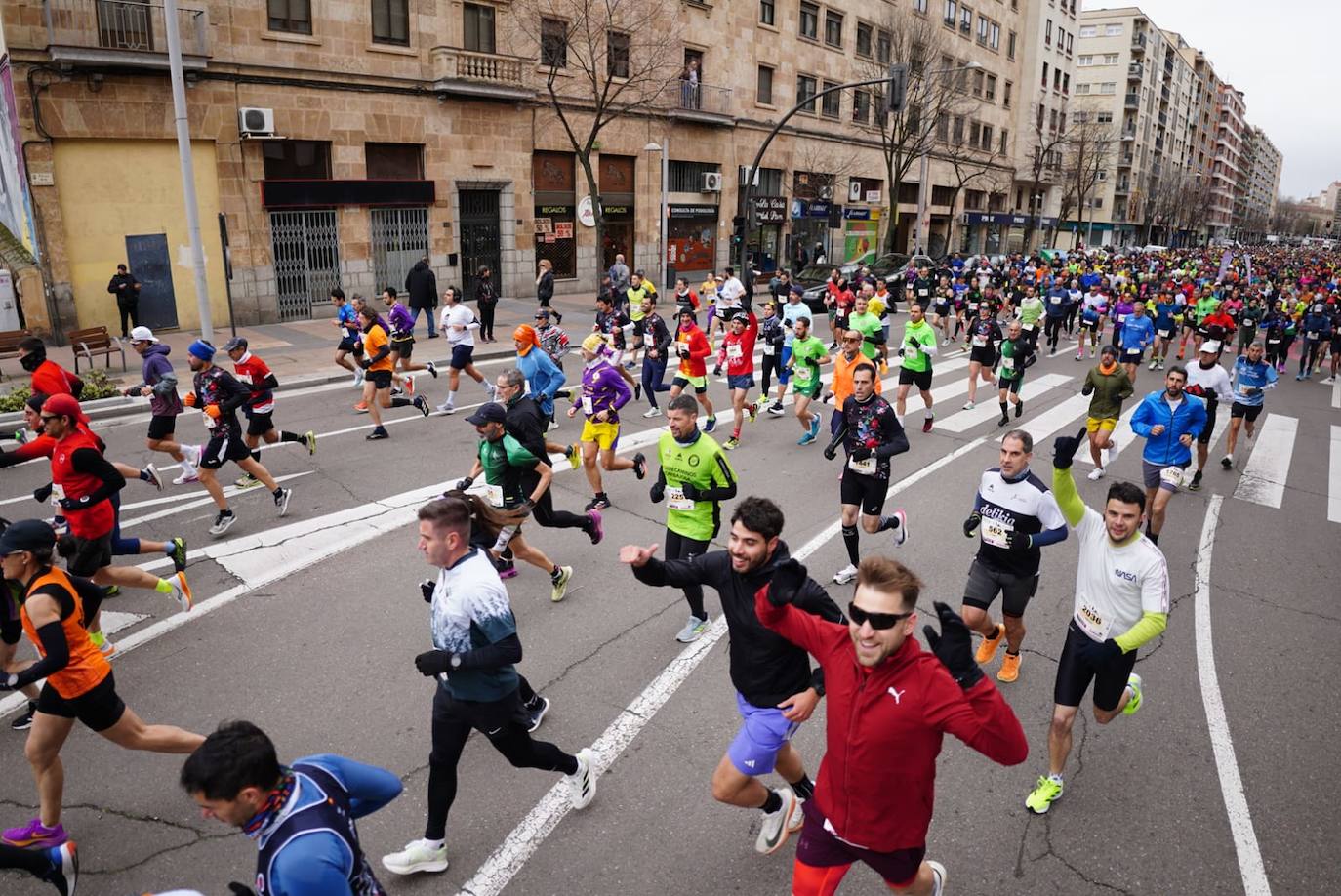 Todas las imágenes de cómo miles de salmantinos desafían al frío en la XIII Media Maratón