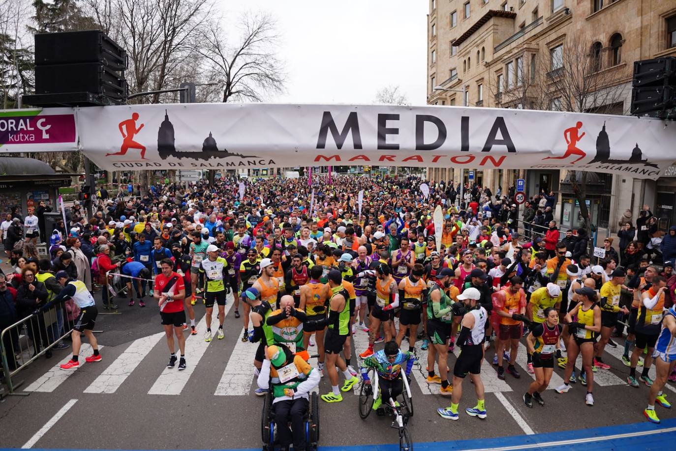 Todas las imágenes de cómo miles de salmantinos desafían al frío en la XIII Media Maratón