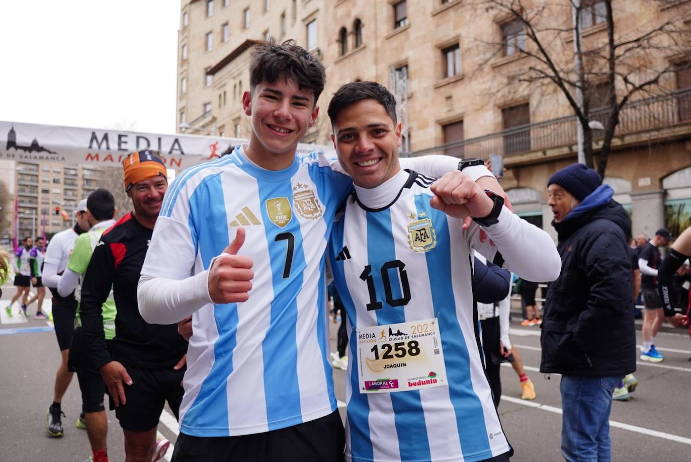 Todas las imágenes de cómo miles de salmantinos desafían al frío en la XIII Media Maratón