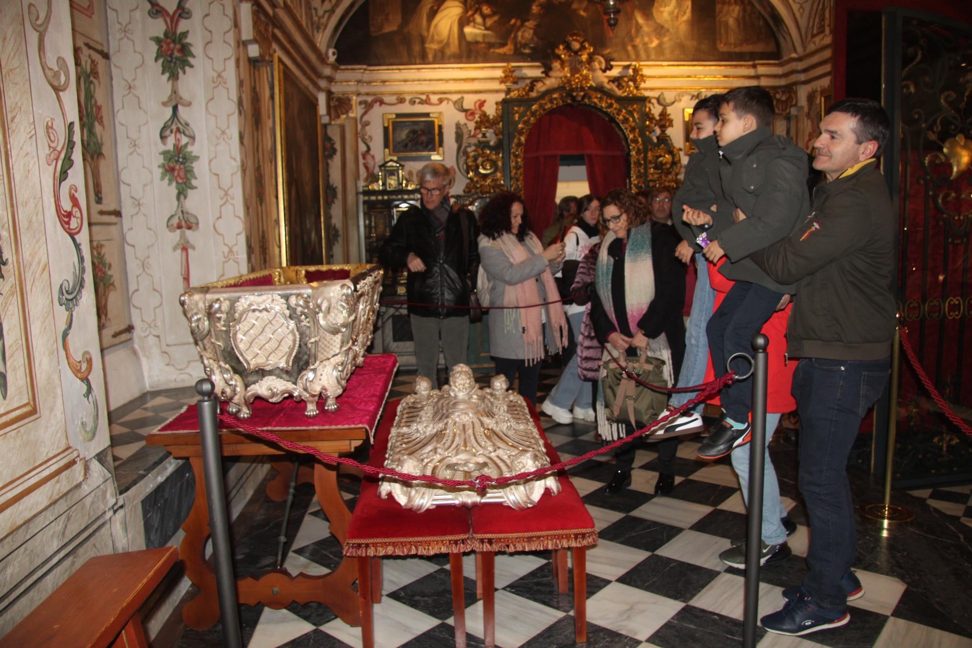 La urna de plata de Santa Teresa, de Alba de Tormes a Toledo para una limpieza profunda