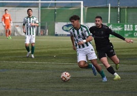 Morales, autor del gol, con el esférico en su poder.