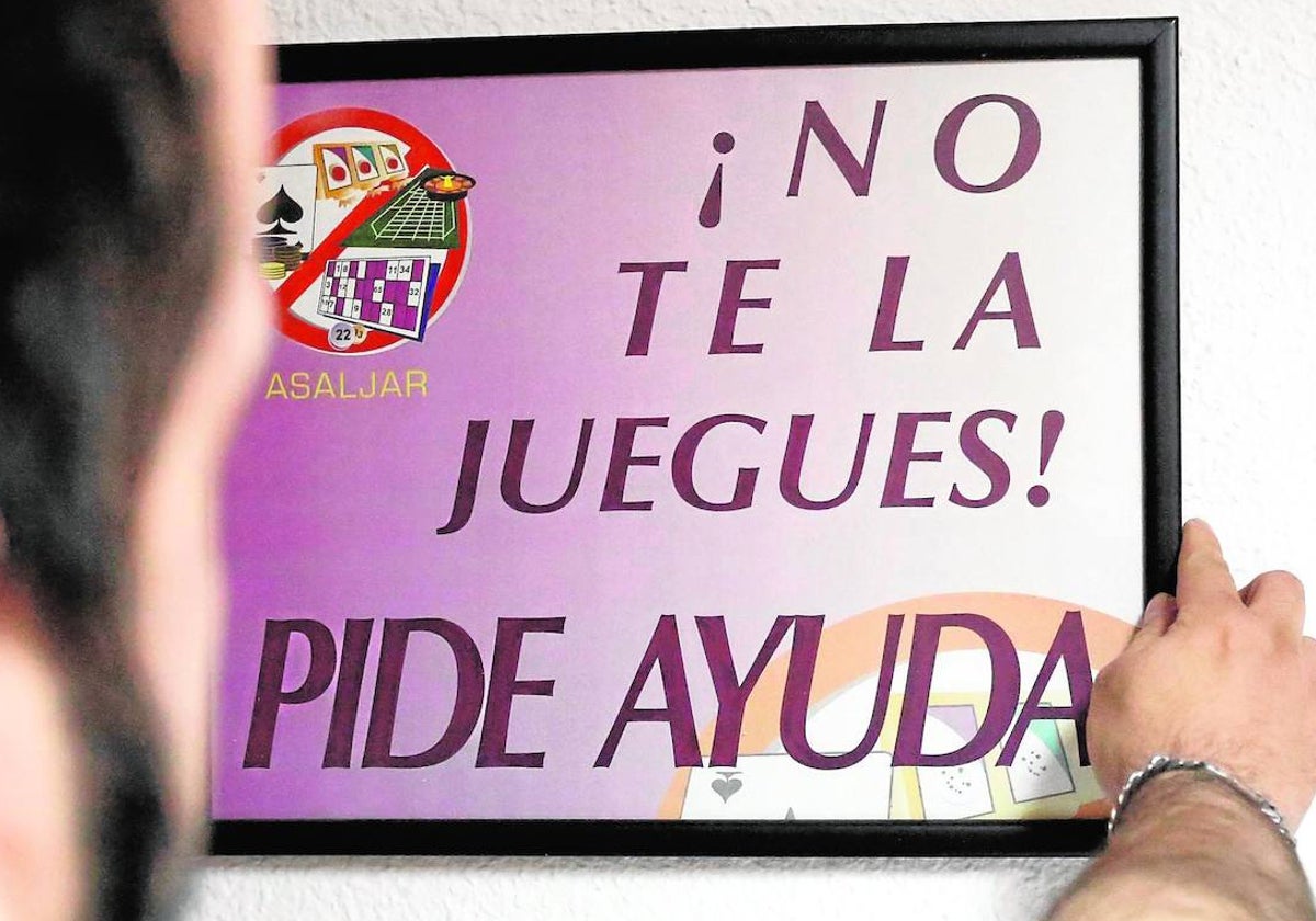 Uno de los carteles que se puede ver en la sede de ASALJAR.