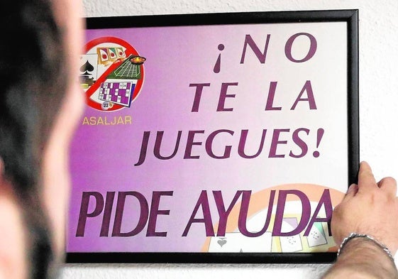 Uno de los carteles que se puede ver en la sede de ASALJAR.