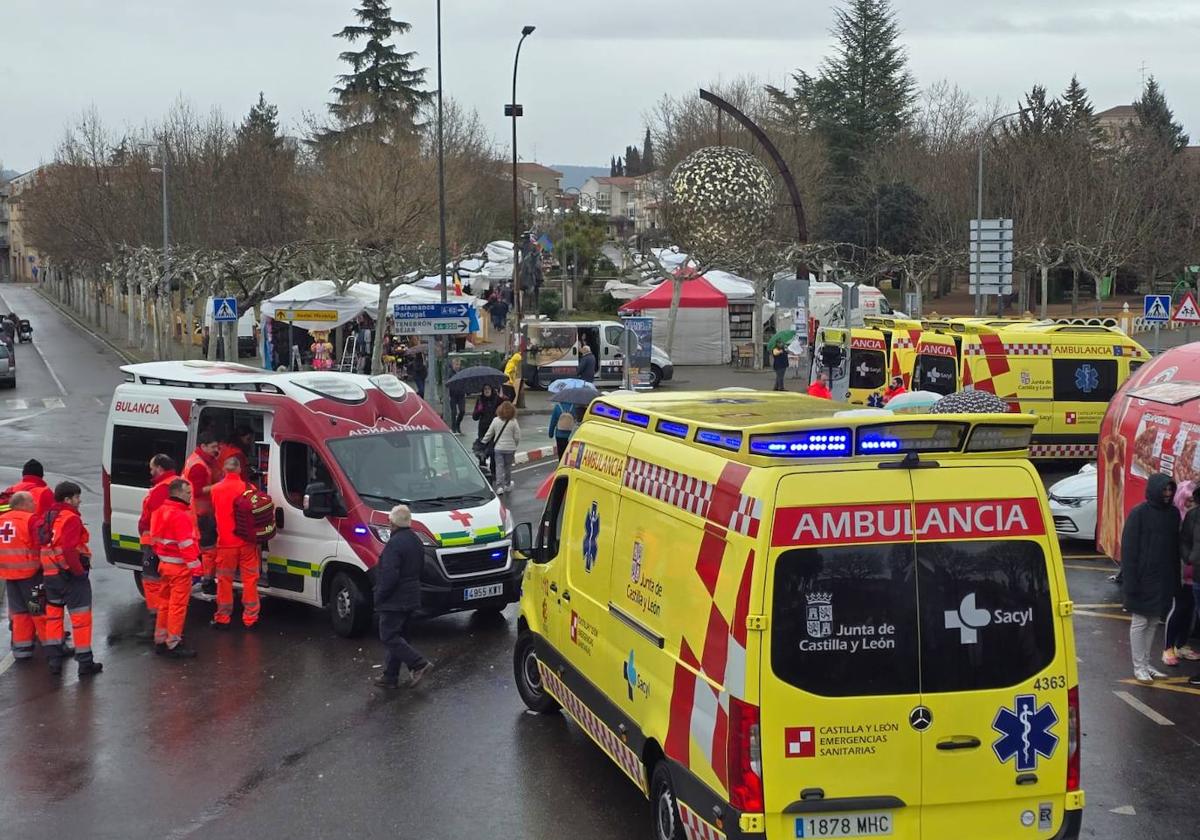 Los servicios médicos atienden a la víctima.