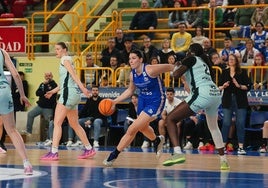 Mariella Fasoula intenta marcharse de Adut Bulgak en el Avenida-IDK.