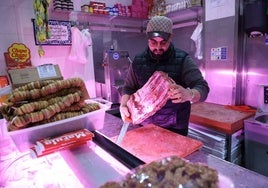 El musulmán Marhan trabajando en su negocio, una carnicería halal