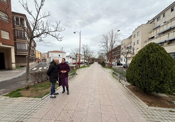 Los ediles de Santa Marta, Juan Carlos Bueno y Silvia González, en la zona de actuación.