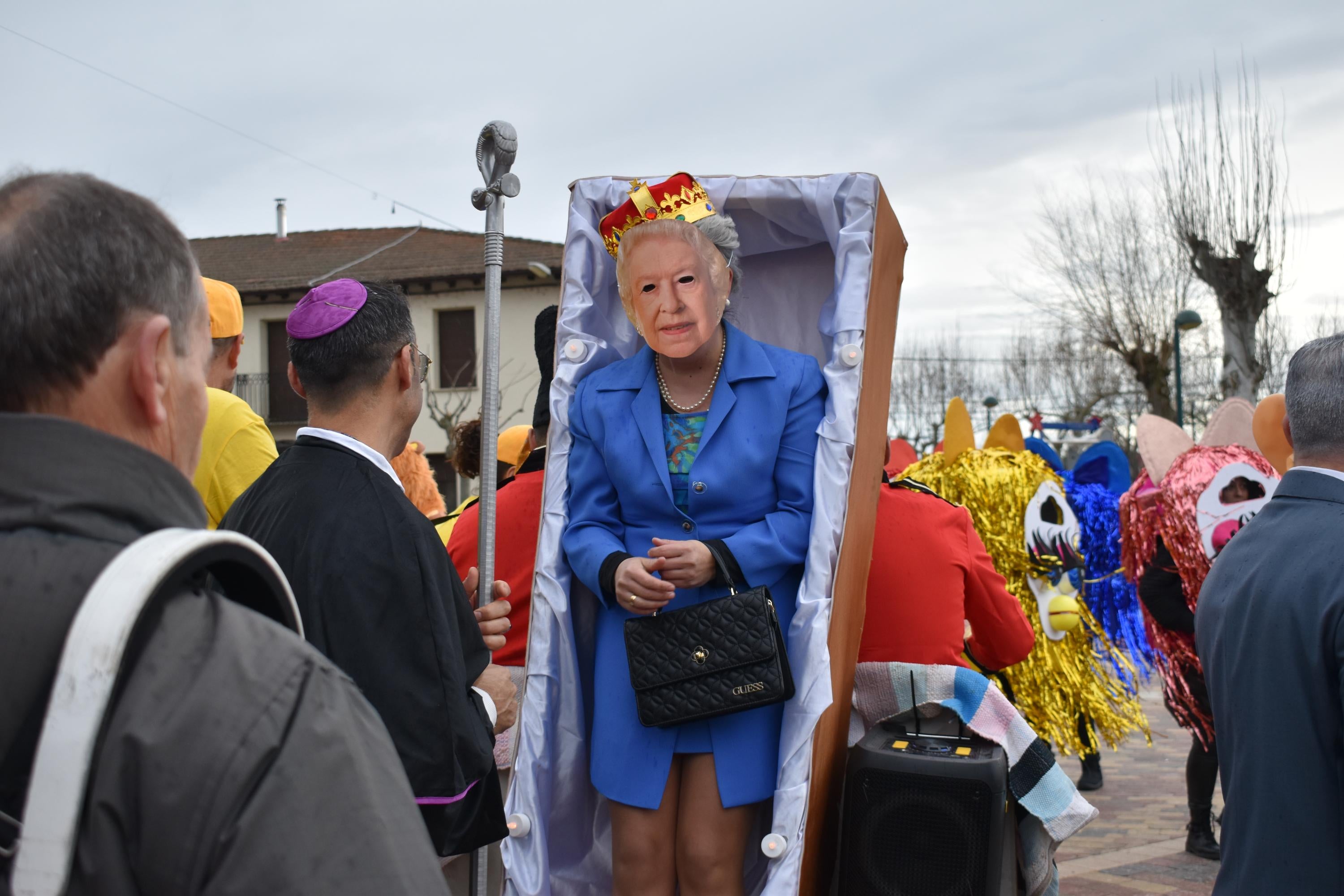 El cortejo fúnebre de la reina Isabel II o Jesucristo, presentes en el concurso de disfraces de Matilla de los Caños del Río