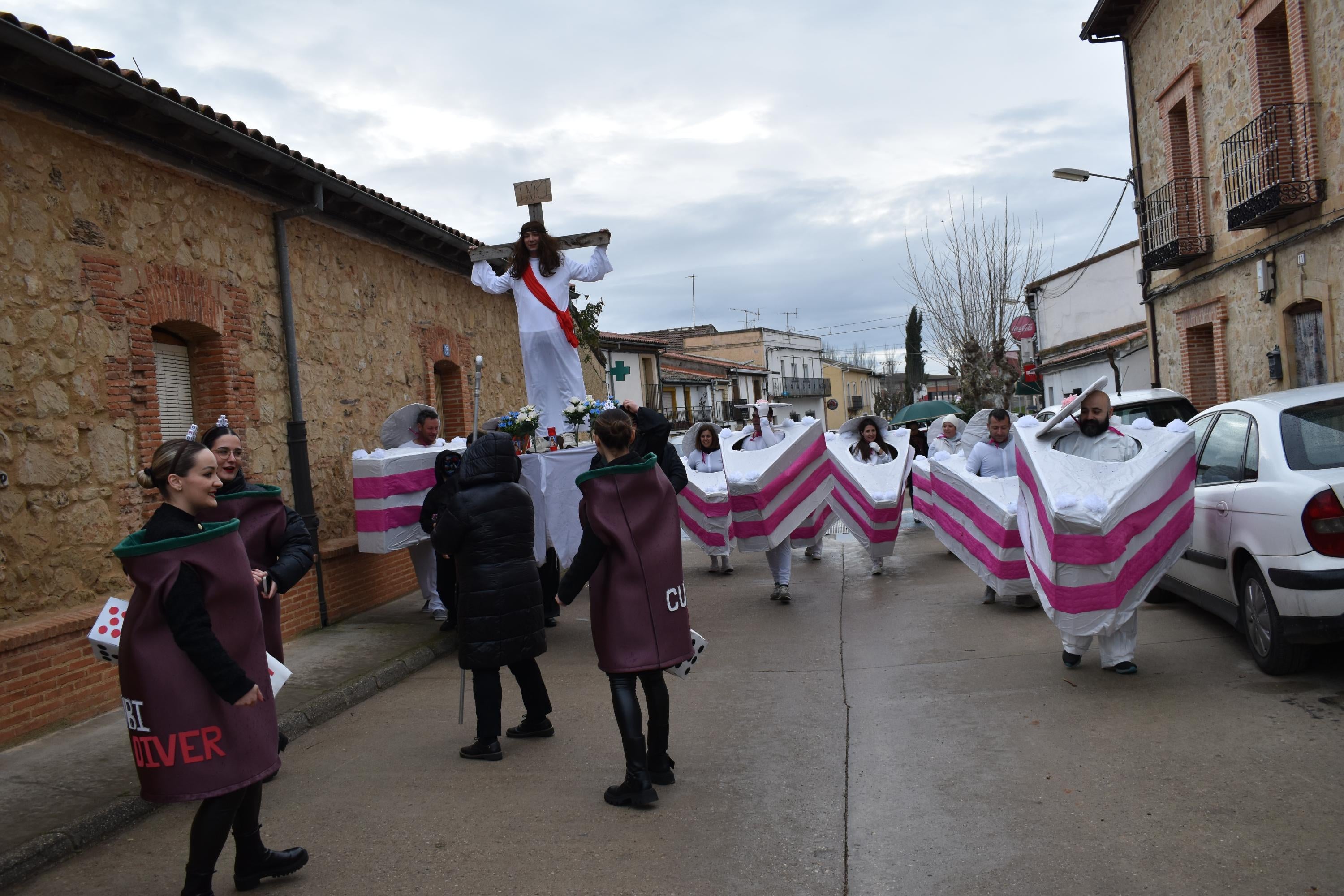 El cortejo fúnebre de la reina Isabel II o Jesucristo, presentes en el concurso de disfraces de Matilla de los Caños del Río